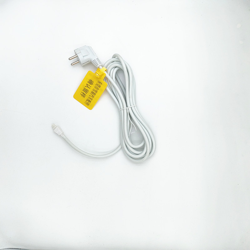 白色设备连接线带插头